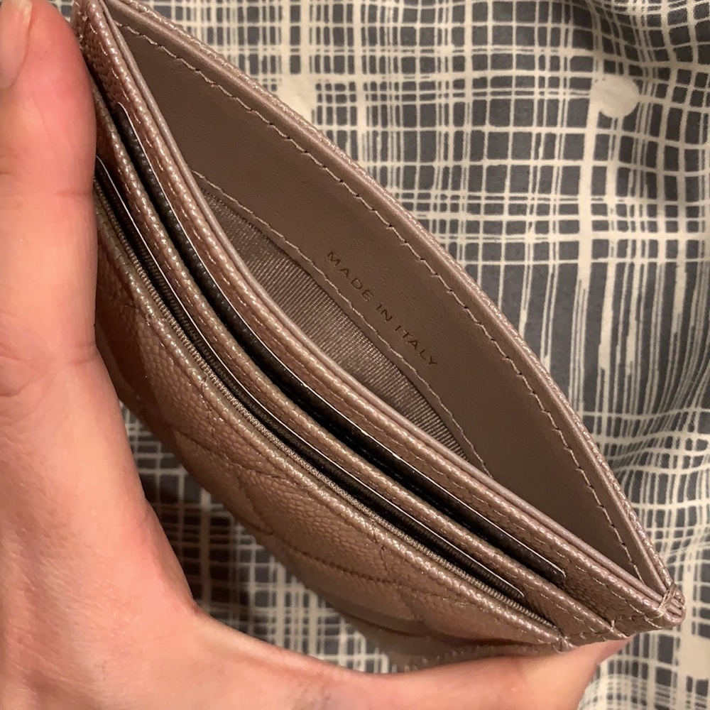 Authentic Chanel iridescent beige pearl cc holder - Picture 6 of 9